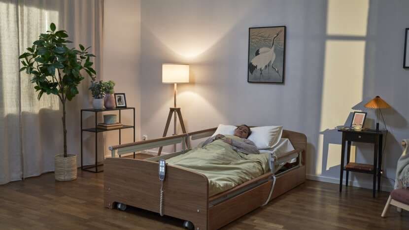 Arjo, Evenda Sereno Longterm Care Medical Bed - Image 4